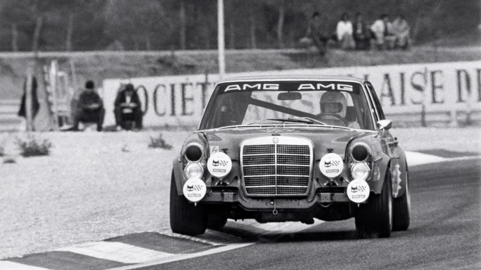 Η Mercedes έφερε στο σήμερα την αγωνιστική «Red Pig» 300 SEL 6.8